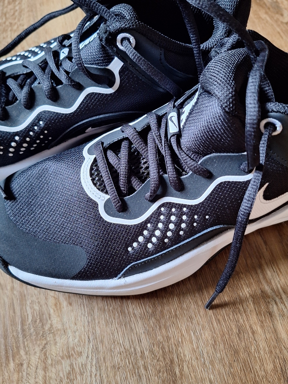 Nike Men’s Black and White Running Shoes trainers, Size US 7.5 Nike R